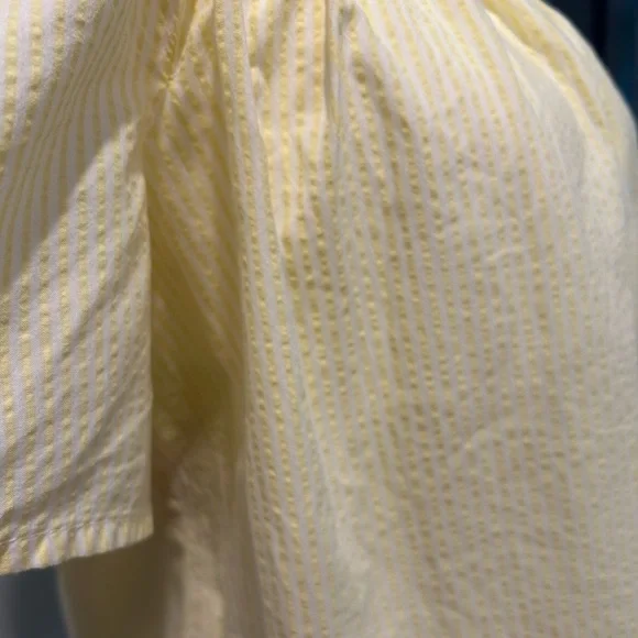 Abercrombie pale yellow seersucker off the shoulder top. Size small. - Picture 4 of 5